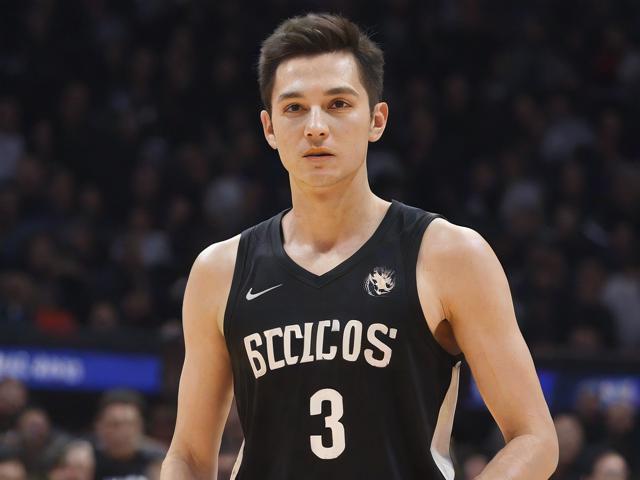 开云体育_ NBA季后赛首轮：强队与黑马的精彩对决，nba赛程开拓者赛程表