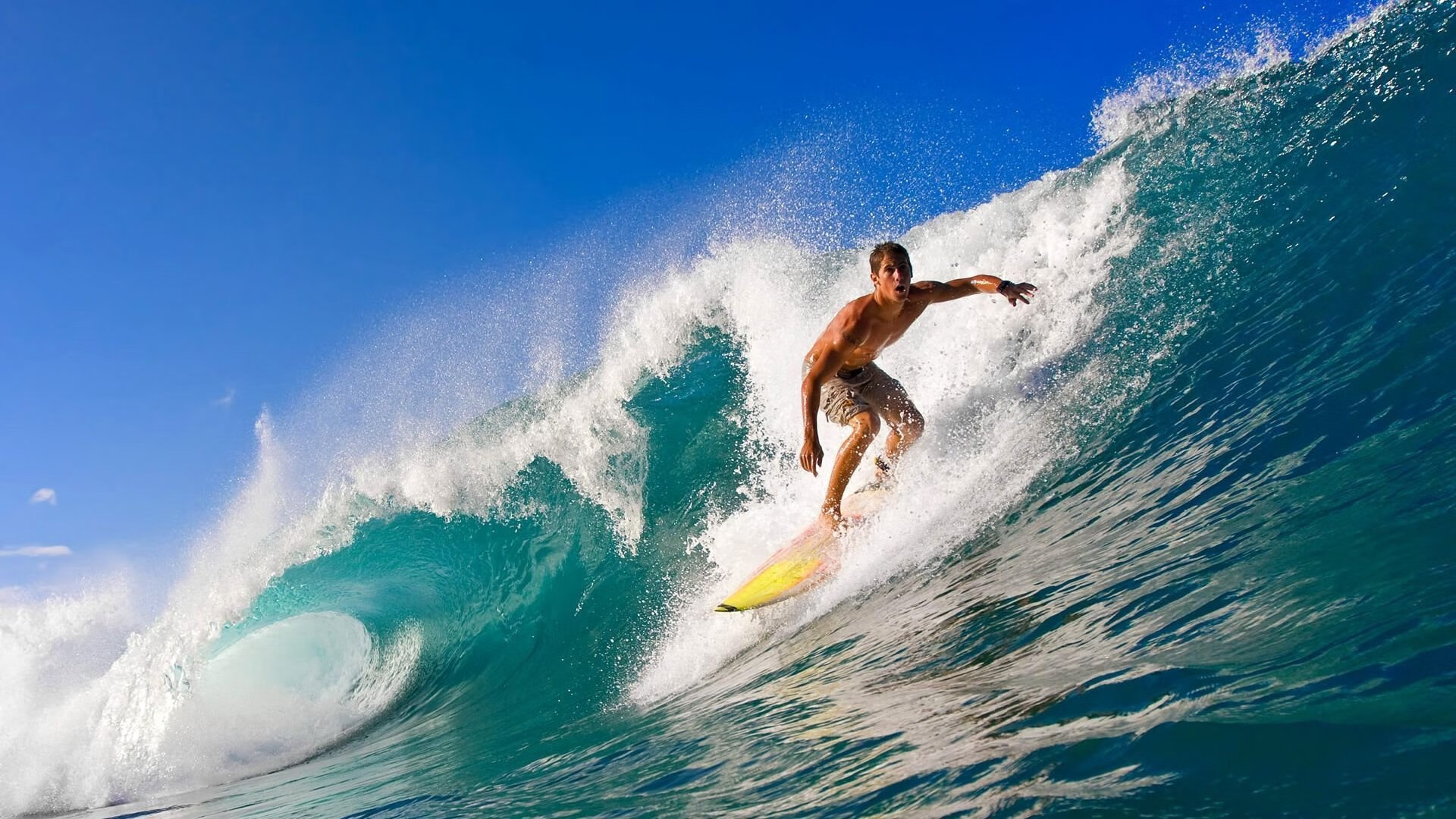 国际冲浪比赛，海浪争锋展现极限风采，国际冲浪协会